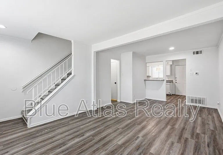 2718 Wimbledon Ct #C — Photo 3