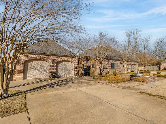 4th image of 110 Saint Charles Cir