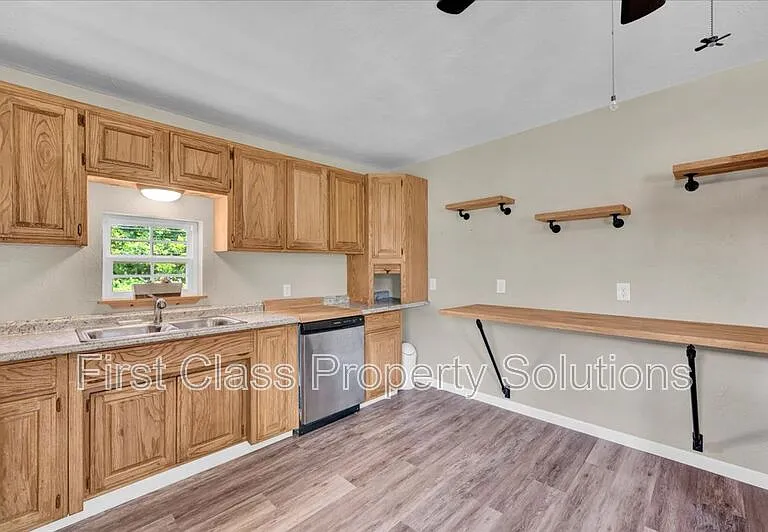 211 E 2nd St — Photo 15