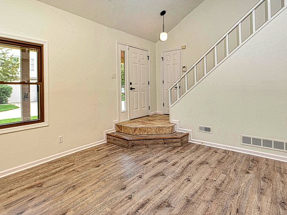 5th image of 7545 Castleton Farms West Dr #122