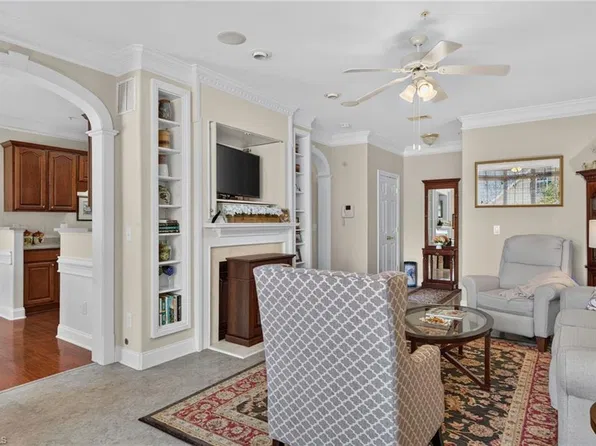 522 College Rd APT 207, Greensboro, NC 27410