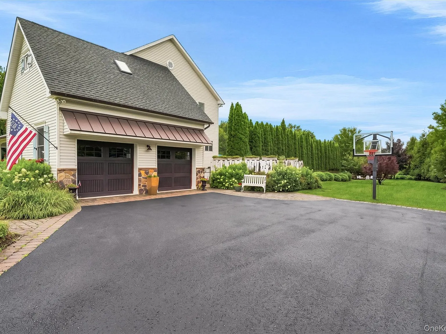 4 bed, 2.5 bath, 3190 sqft, $7,500 — Photo 2