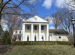 320 Belle Foret Dr, Lake Bluff, IL 60044