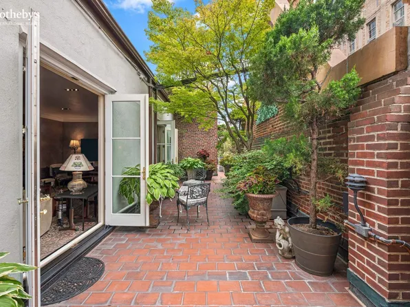 444 East 52nd Street PHN image 2 of 32