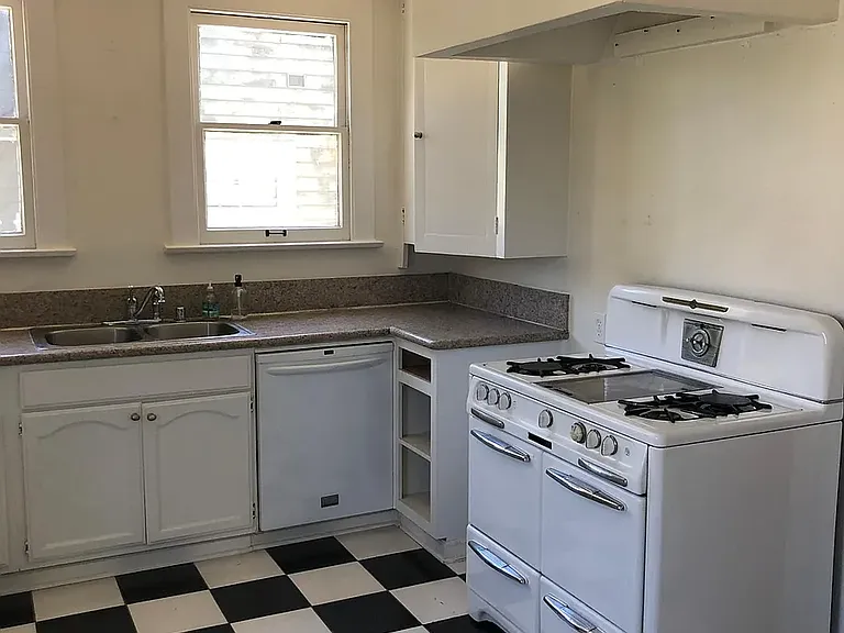 2339 W 21st St — Photo 10