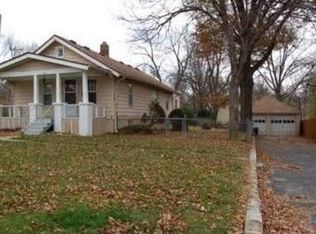 7701 Pawnee Dr, Prairie Village, KS 66208