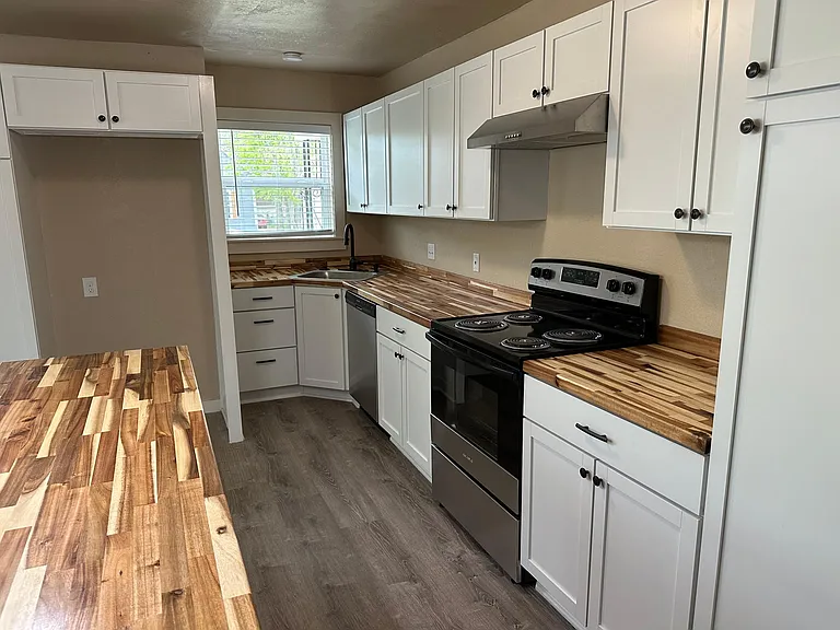 1213 W Walker St — Photo 9