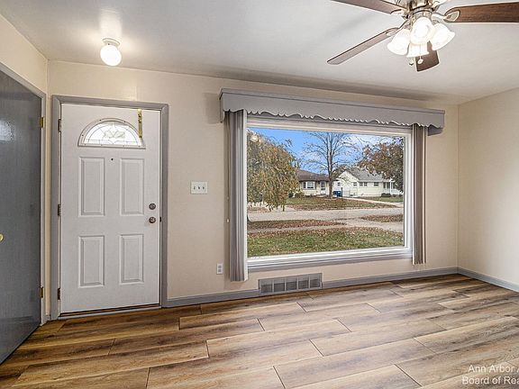 4th image of 32655 Glen St