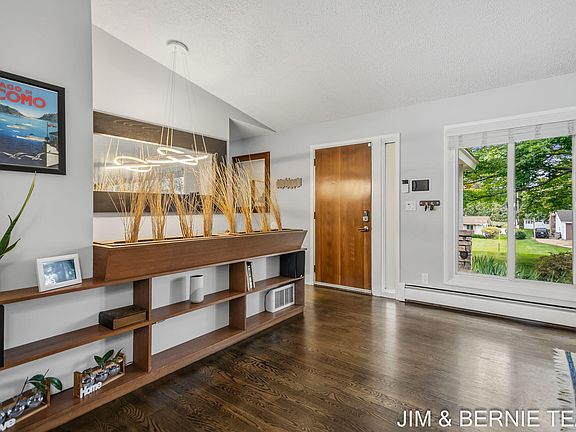 4th image of 18019 Mohawk Dr