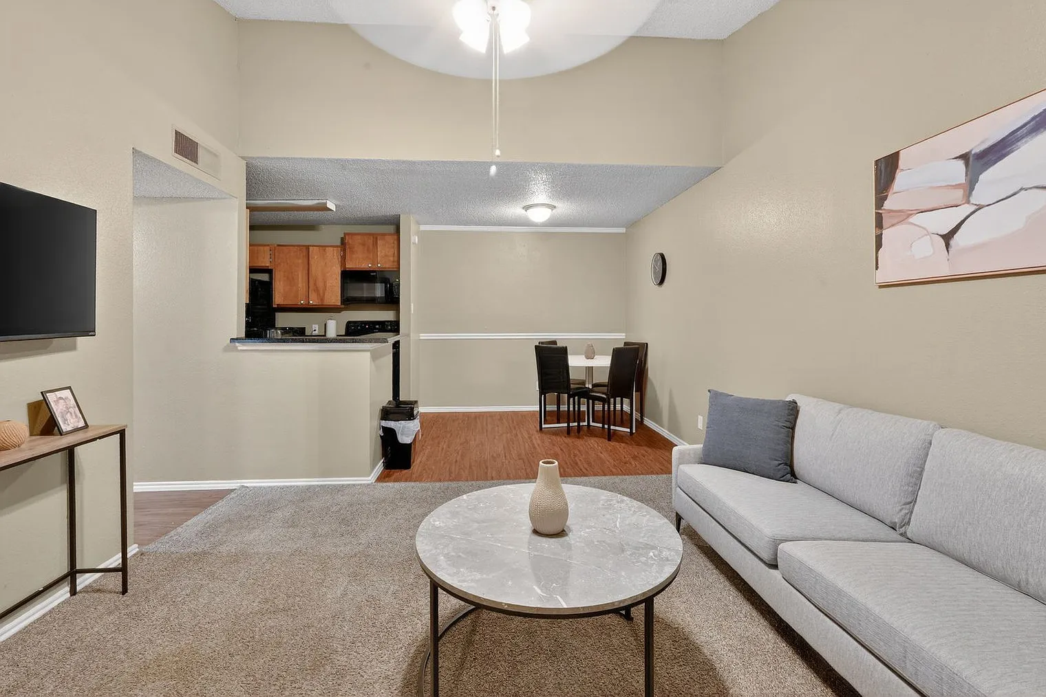2 bed, 1.0 bath, 9515 sqft, $1,614 — Photo 1