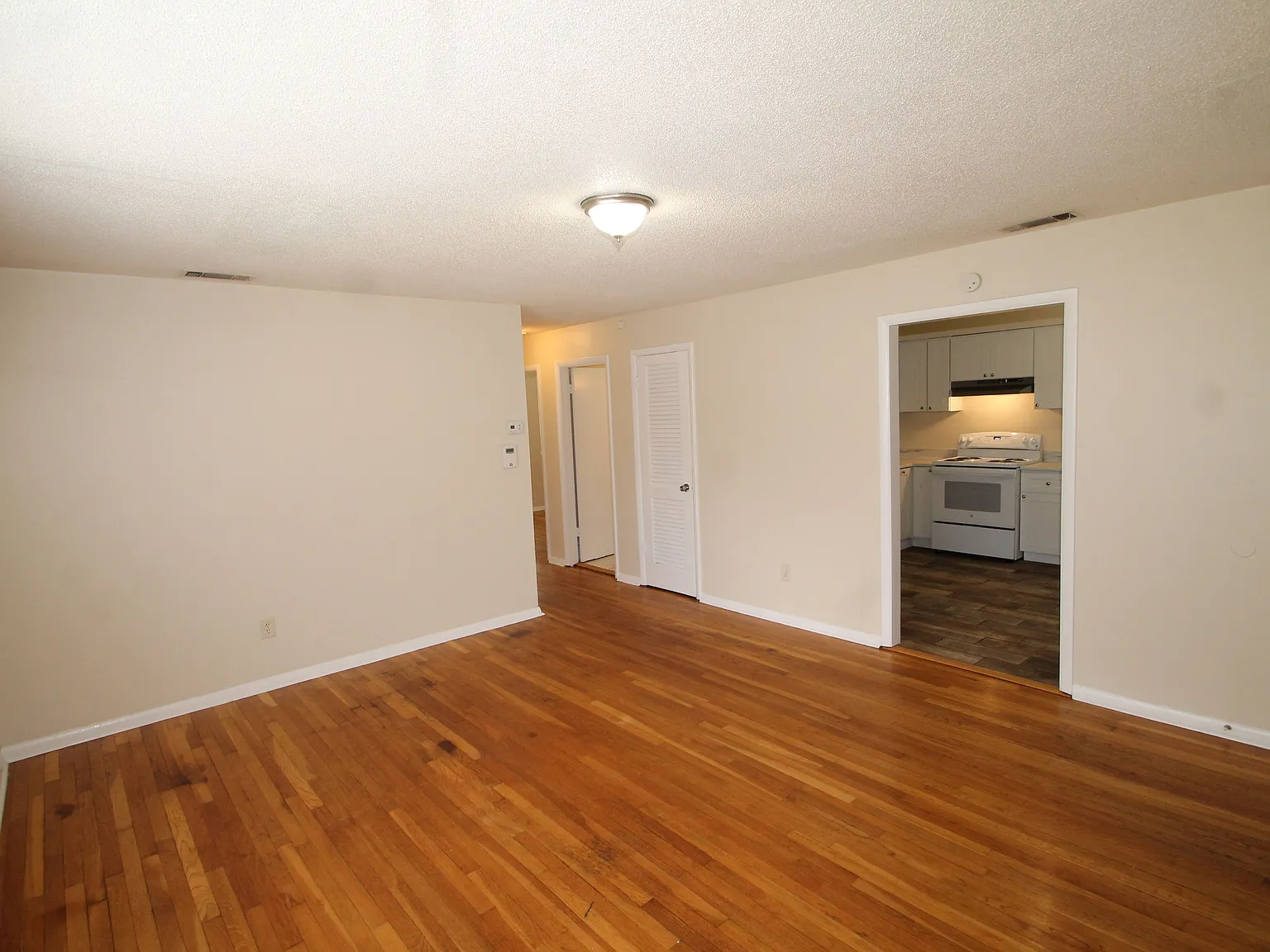2 bed, 900 sqft, $1,250 — Photo 3