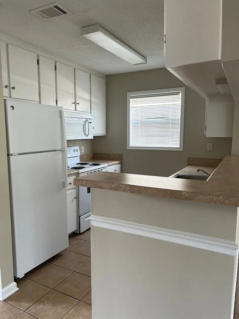 223 Wakefield- Available NOW — Photo 4