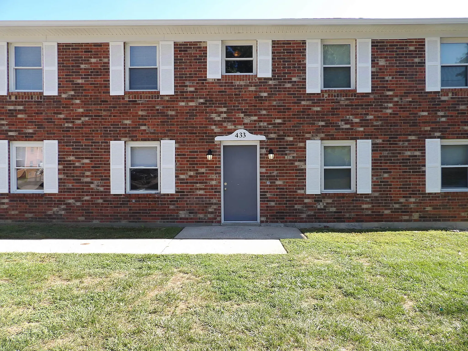 2 bed, 1.0 bath, 975 sqft, $990 — Photo 2