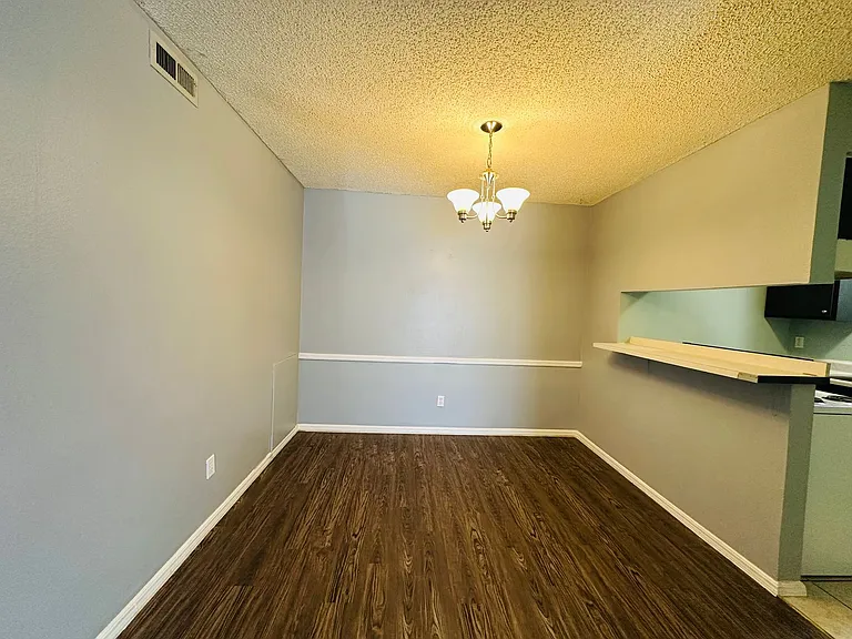 6034 Nw Expy #B — Photo 5