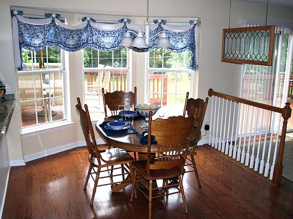 Breakfast Area with bay windows
