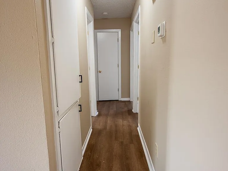 1704 Laura Ln — Photo 9