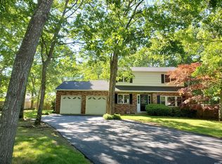 5 Wakeman Ct, Hampton Bays, NY 11946