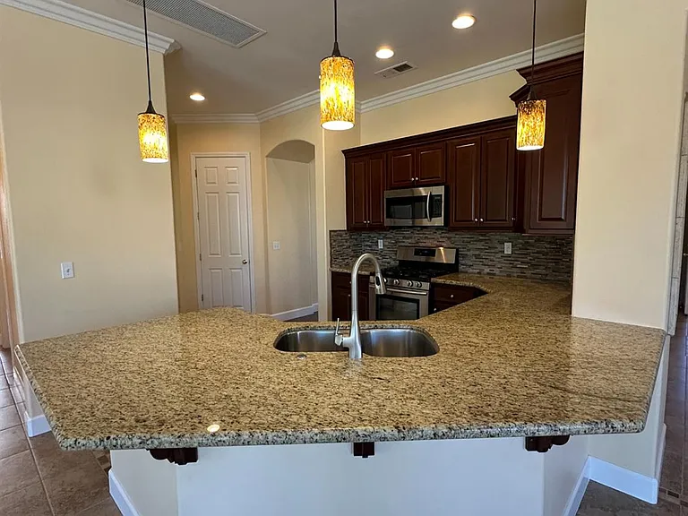 768 Quincy Ave — Photo 15
