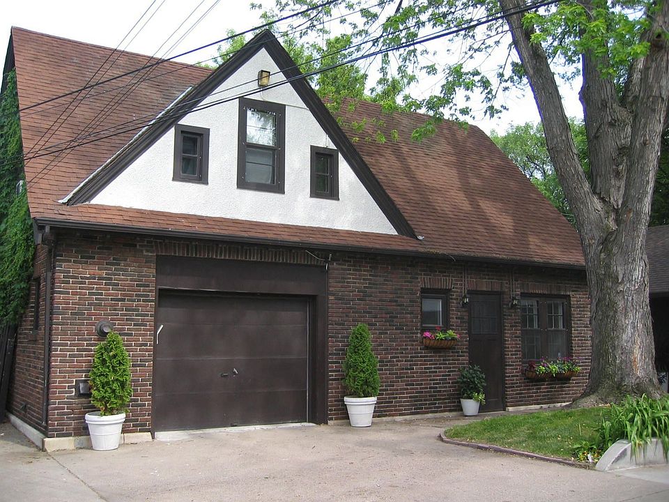 2219 Pillsbury Ave S #6 - Carriage House Condo