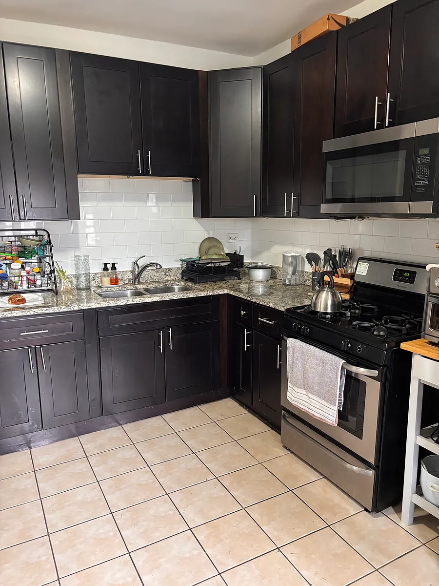 Photo 2 of 6 - 5107 W Montrose Ave #2W - Chicago, IL Building Photo - 5107 W Montrose Ave #2W