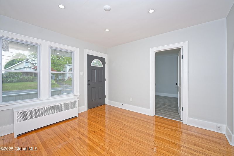 5th image of 823 curry Road