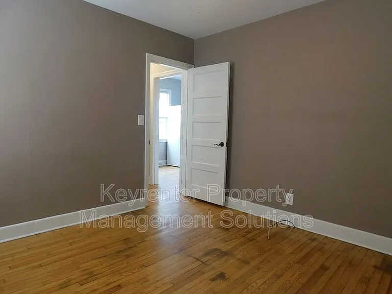 325 James Ave — Photo 18