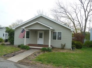 4 Springbrook Rd, Hackettstown, NJ 07840