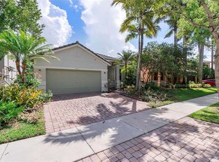 571 Penta Ct, Weston, FL 33327