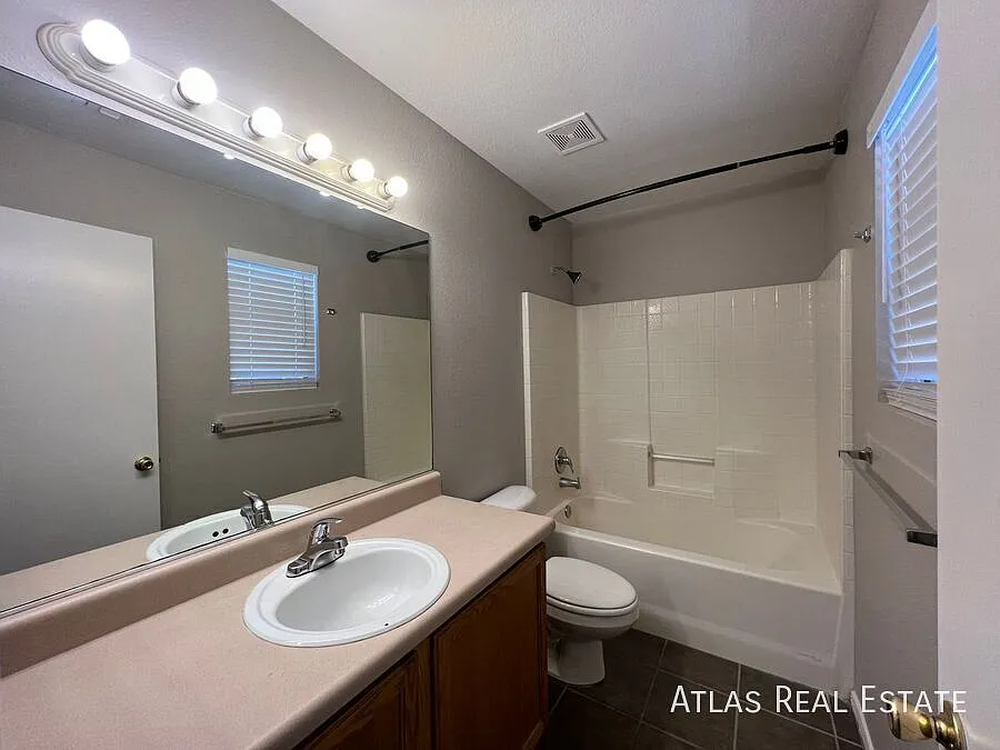 Two Bedroom, two bath with Yard — Photo 4
