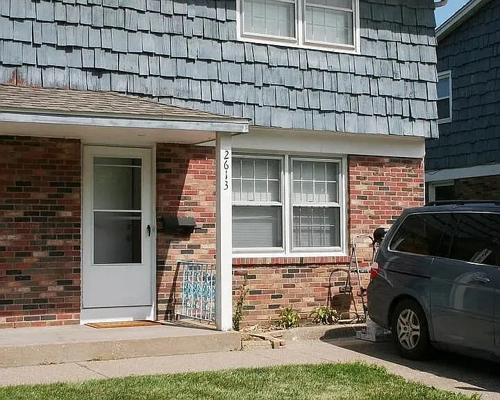 2613 Hawthorne Dr — Photo 1