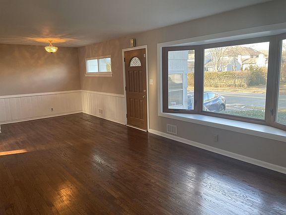3rd image of 37 Birchwood Ter