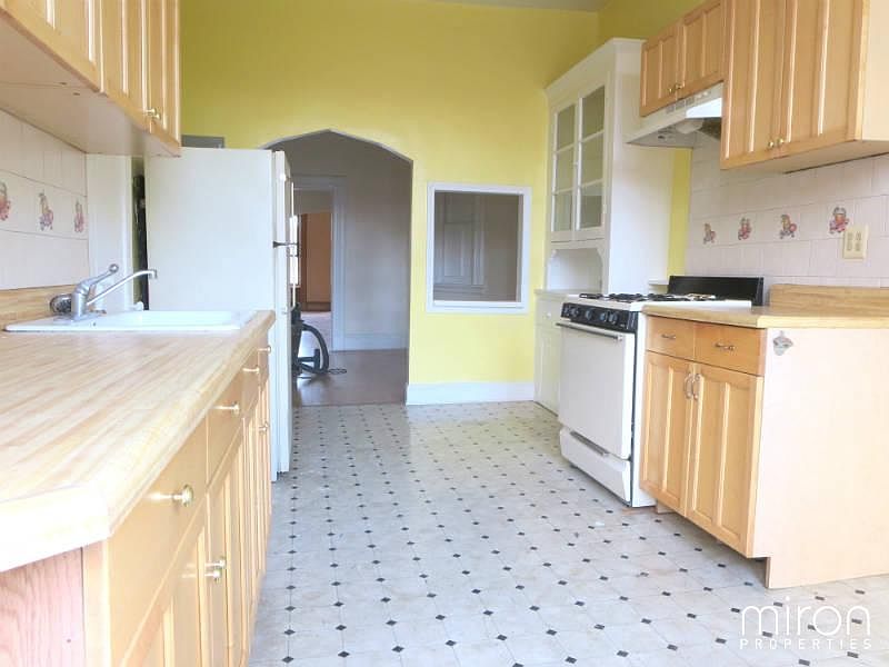 2nd image of 197 Franklin St APT 3L
