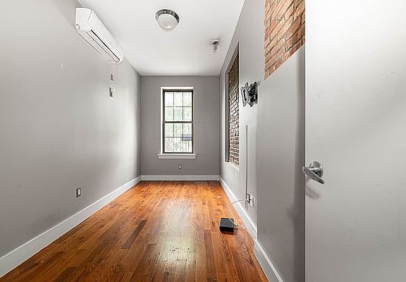 3rd image of 215 Marion St APT 1