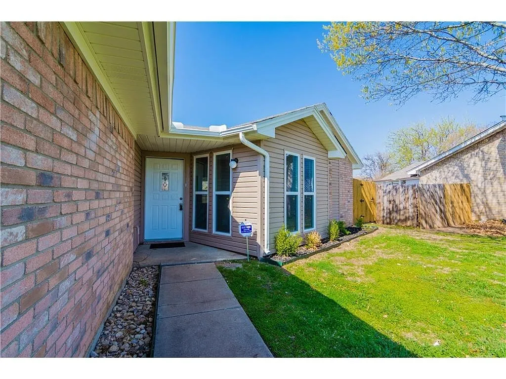 Building Photo - 1080 W Hills Ter