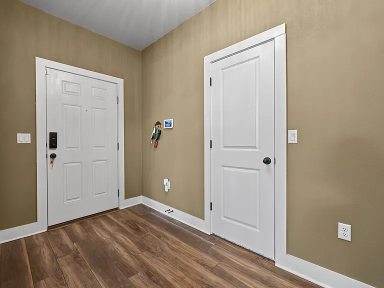 10121 Forest Grove Dr — Photo 2