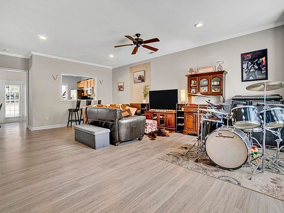 3rd image of 6 Amity Ln