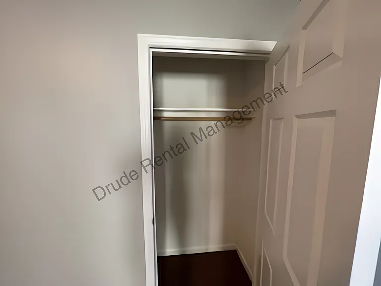 809 E Thomas St — Photo 3