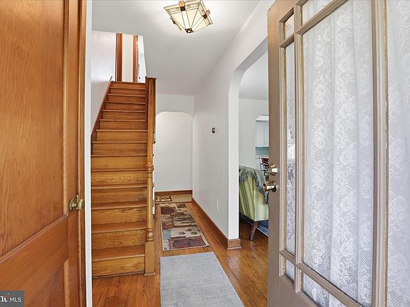 2nd image of 381 Barbara St