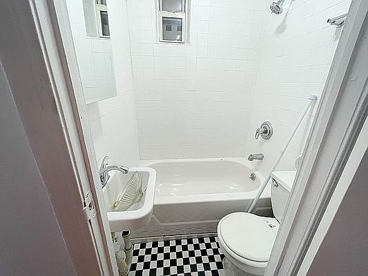 5th image of 186 Greenpoint Ave #1R