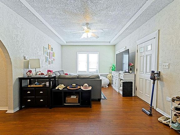 3rd image of 609 S Crawford Ave