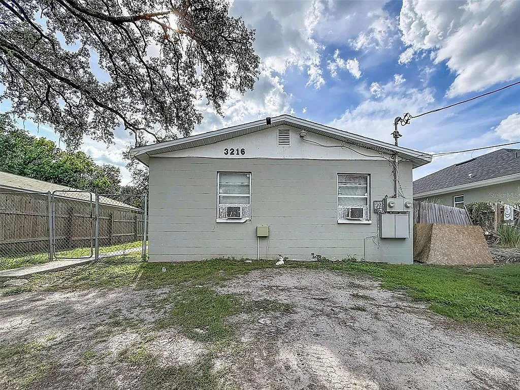 2 bed, 1.0 bath, 648 sqft, $1,600 — Photo 1