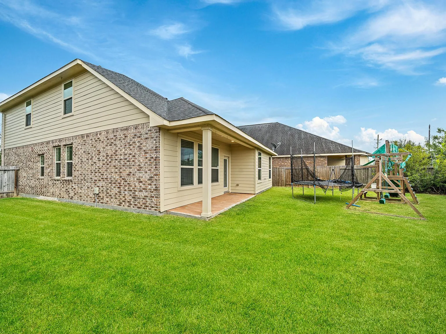 4 bed, 2.5 bath, 2412 sqft, $3,250 — Photo 4