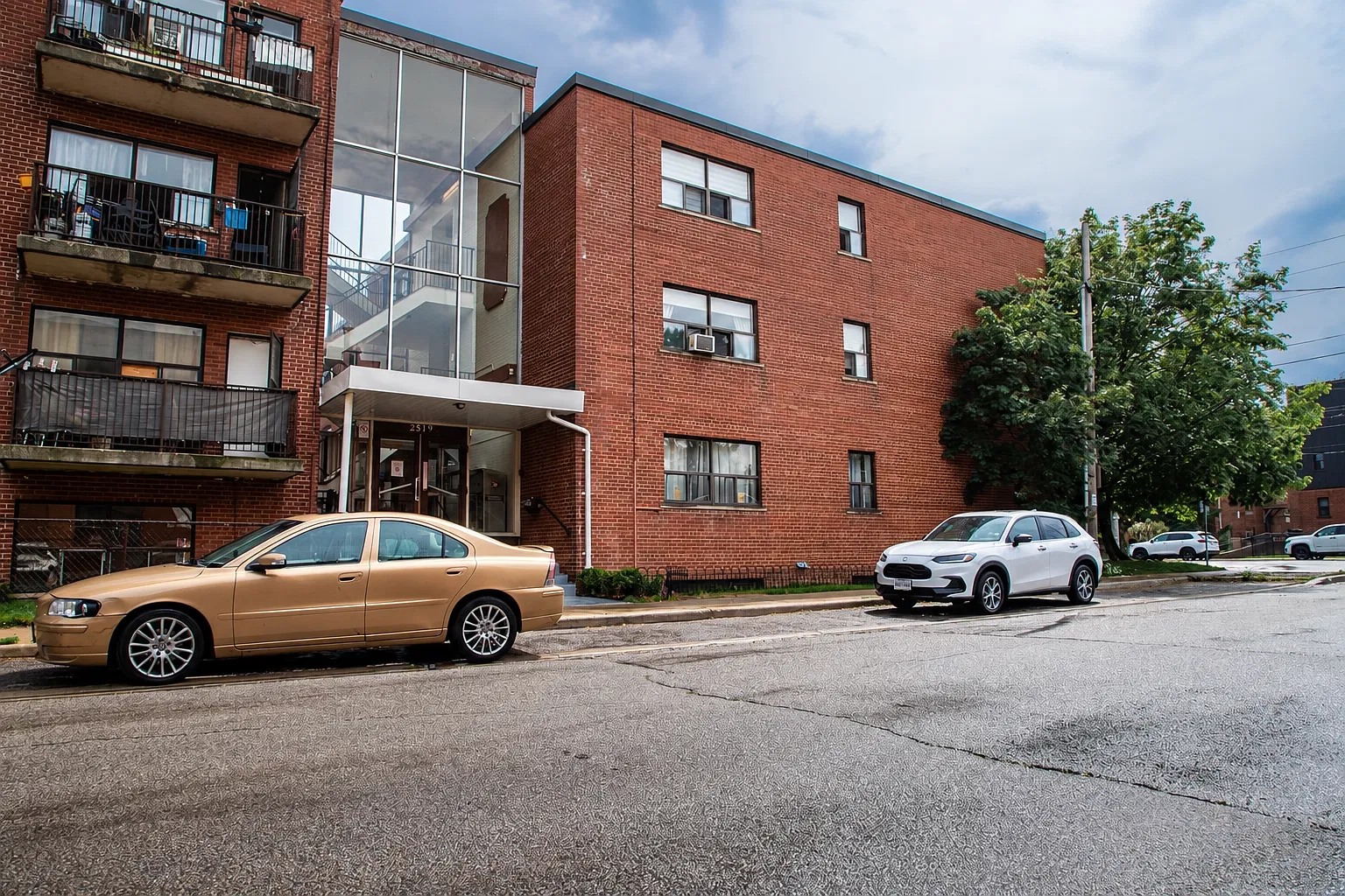 303 - Lake Shore Blvd W — Photo 2