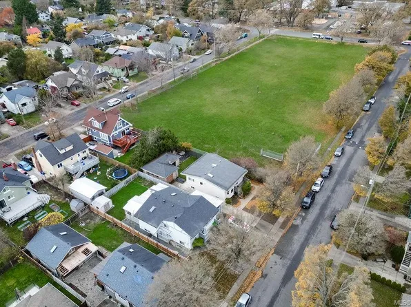 2710 Victor St, Victoria, BC V8R 4E4