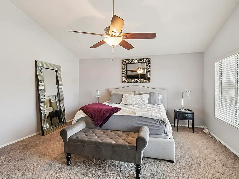 704 E Windsor Dr — Photo 3