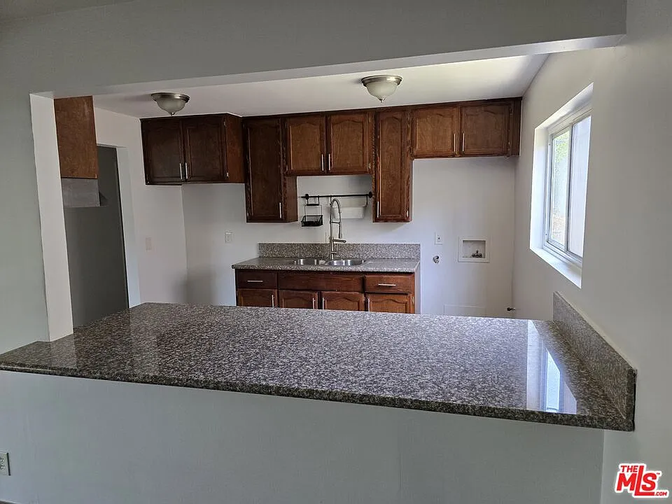 3 bed, 2.0 bath, 1300 sqft, $3,200 — Photo 2