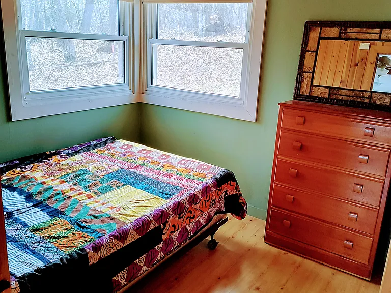 Cabin bedroom (full sz bed)