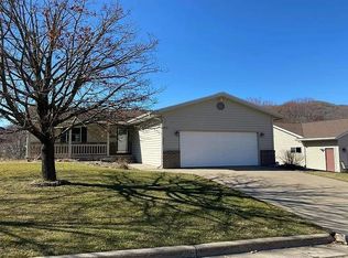 325 Regent Dr, La Crescent, MN 55947