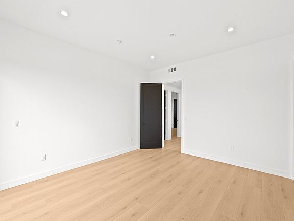 4th image of 2324 S Dunsmuir Ave Unit B