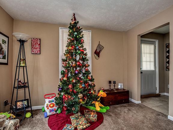 5th image of 704 W Mansion St